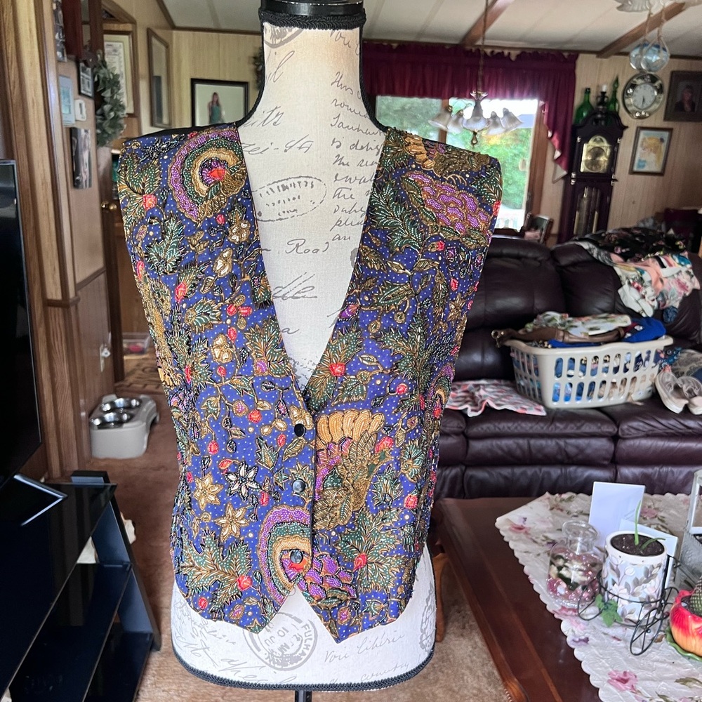 Vintage Y2K Match Ups Beaded Holiday Floral Pattern Vest.